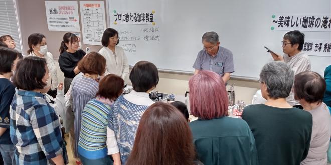 どんなふうに淹れるのか手元をしっかりと見ています。