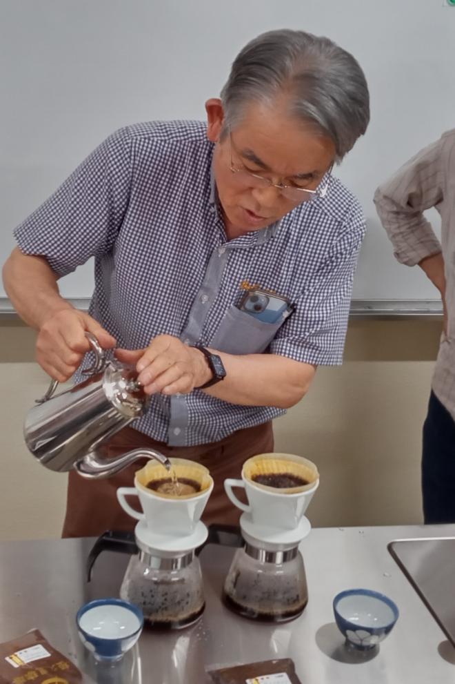 お湯を注ぎながら、どのように注げばいいのかお手本を見せてくださいました。