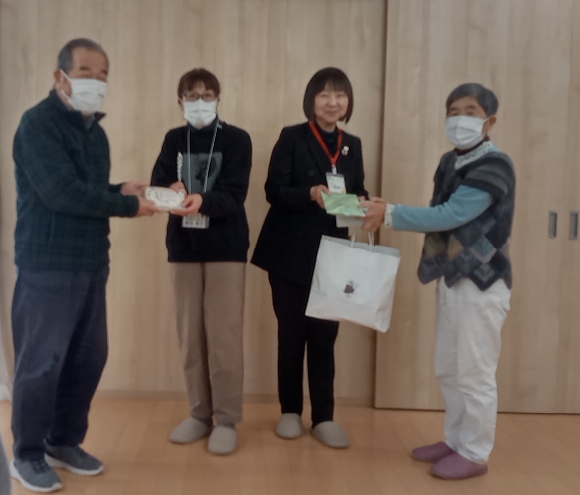 北沢又団地集会所でもカレンダー贈呈式を行いました