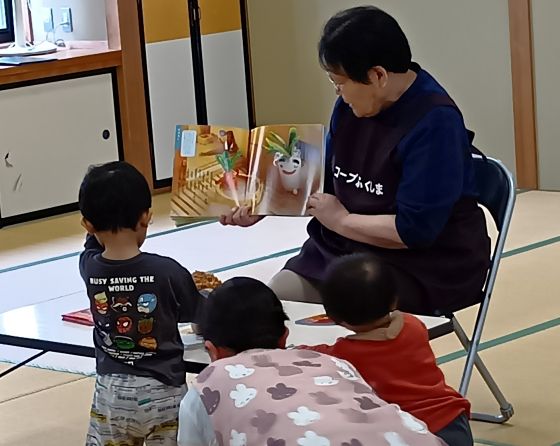 絵本の世界にくぎづけです！