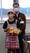 保原店長が児童代表へ贈呈しました