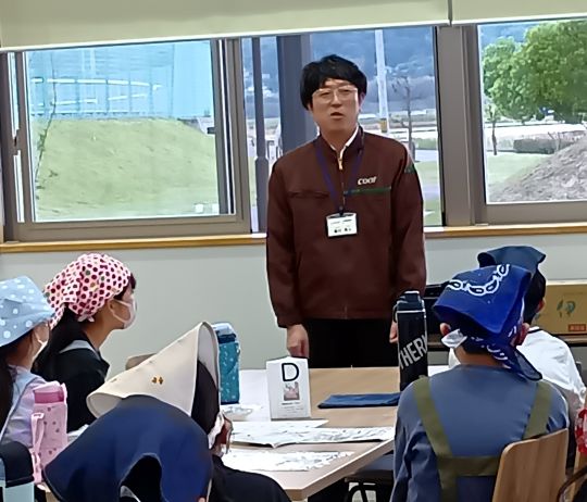 元気に朝食をしっかり食べて通学をと激励しました