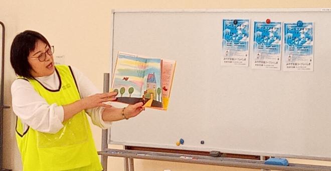 絵本の読み聞かせや、クイズなどで参加された方々と交流も行いました。