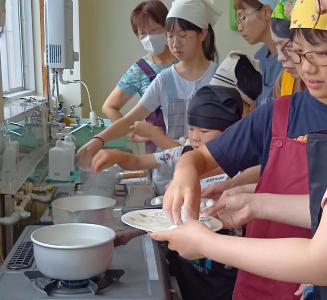 丸めた白玉を浮き上がってくるまで茹でる