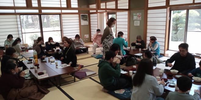 お楽しみ　試食タイム。春菊の胡麻和えや、昔・今の「すいとん」の食べ比べ。