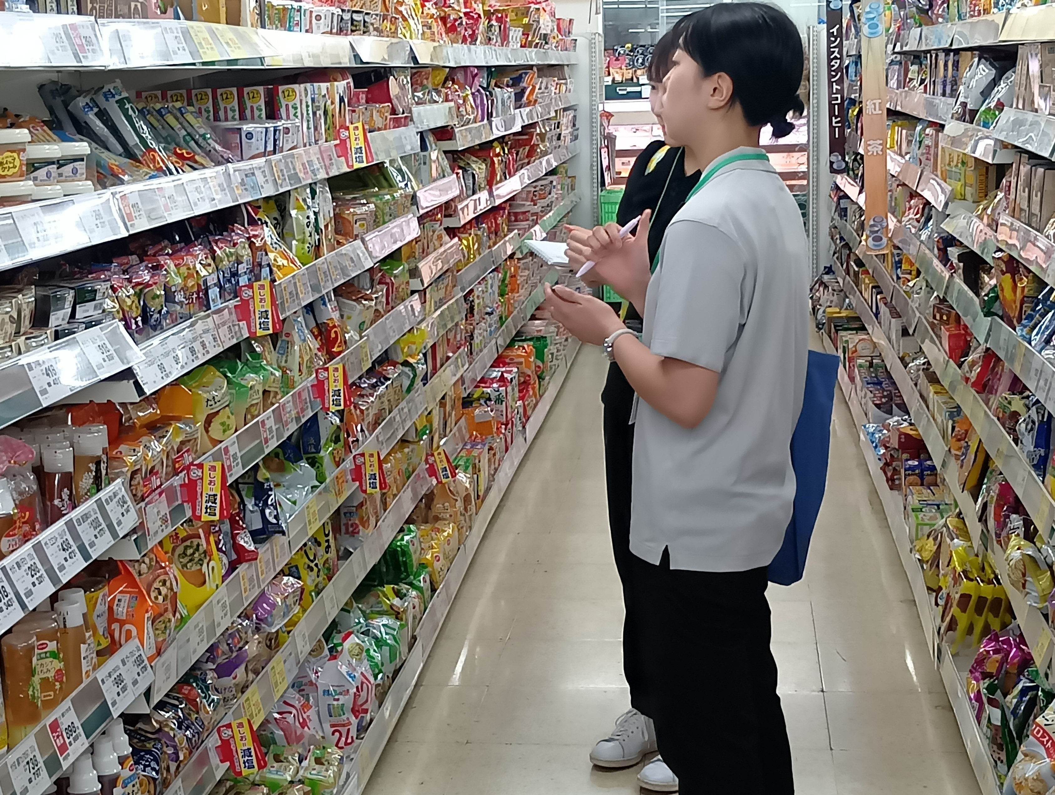 熱心にメモを取っています