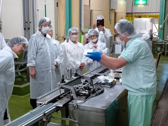納豆の製造工程を見学しています