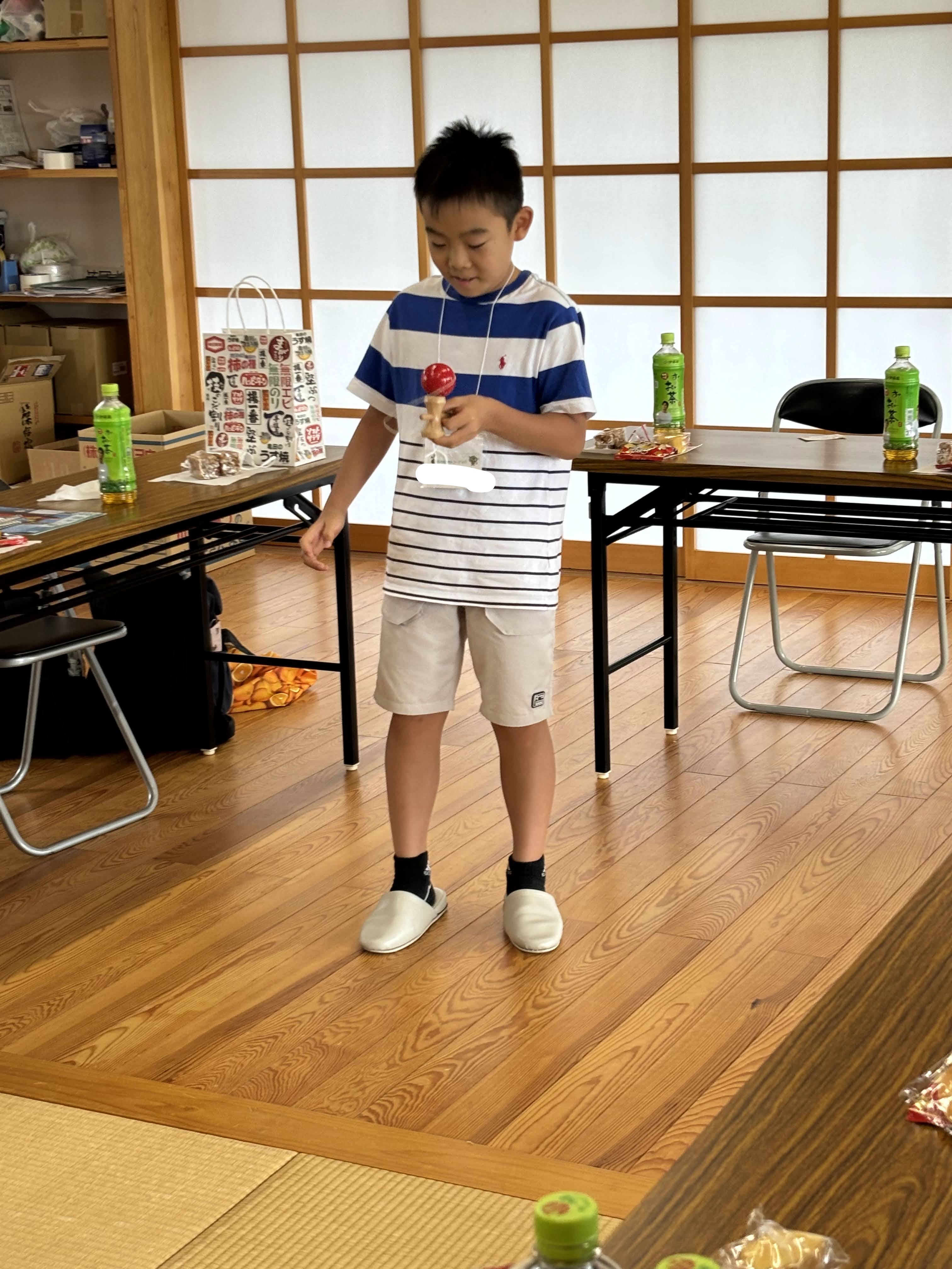 得意のけん玉を披露して拍手喝采！