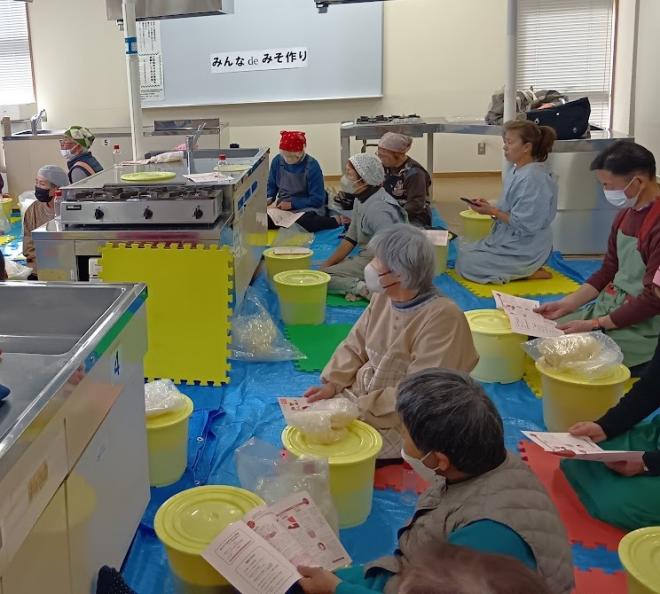 味噌作りにおいての注意点等の説明を皆さん真剣に聞かれてました