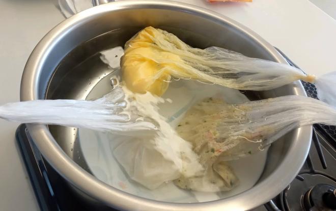 ポリ袋で作る防災レシピ　　鍋の中に皿を敷くのも大事なポイント！ポリ袋が直接鍋に当たらないようにするためです。袋がやぶけたら大変！