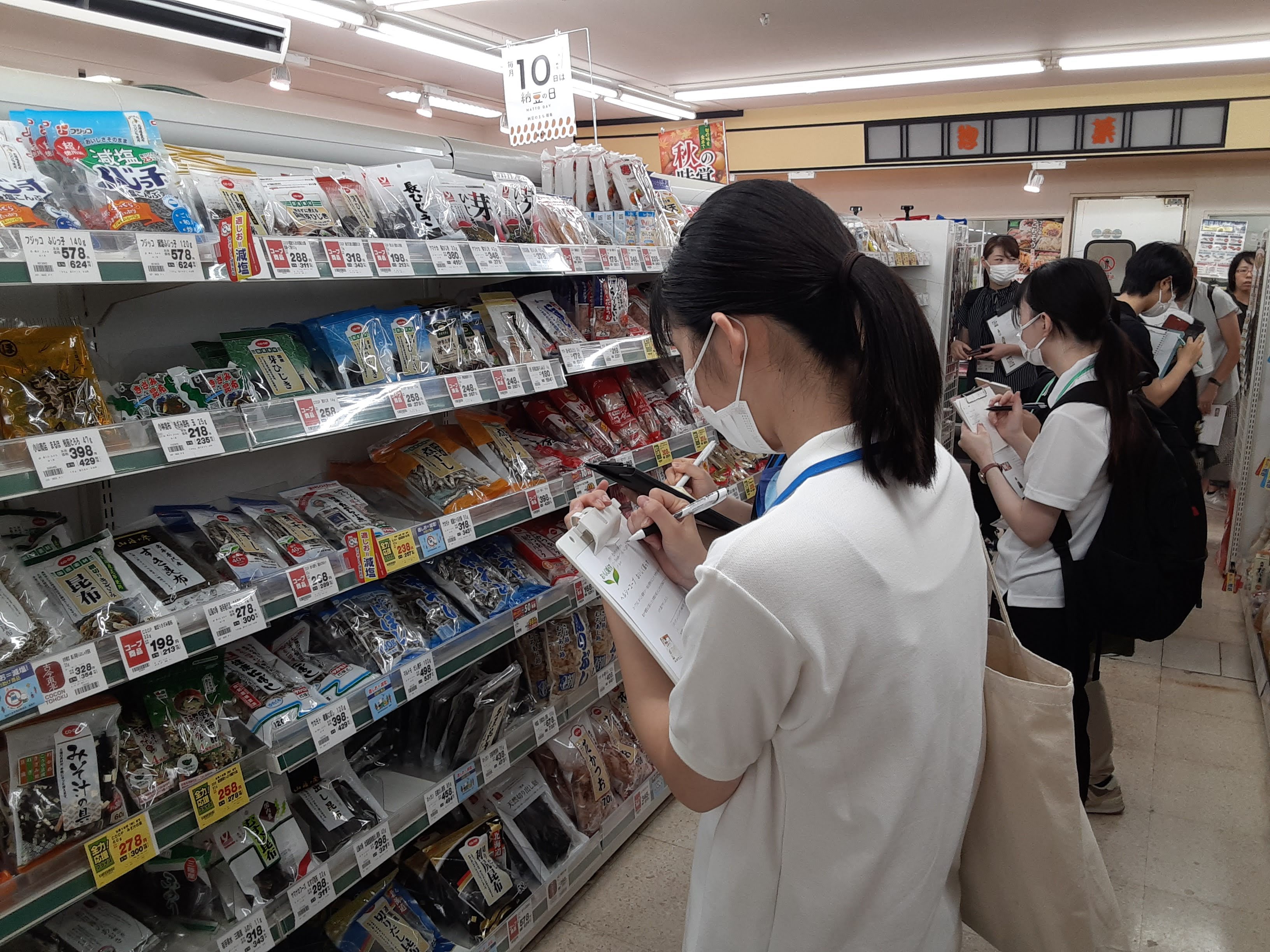 熱心にメモを取っています