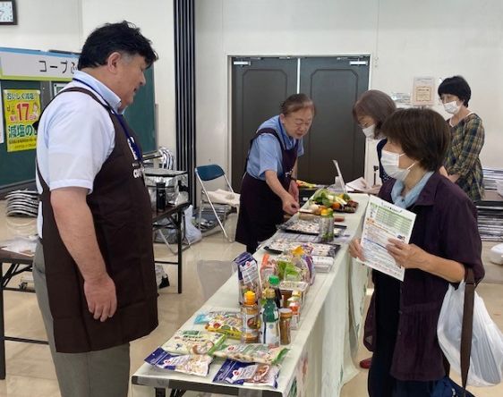 来場された参加者と会話をしながら、コープの取り組みや商品を紹介しました