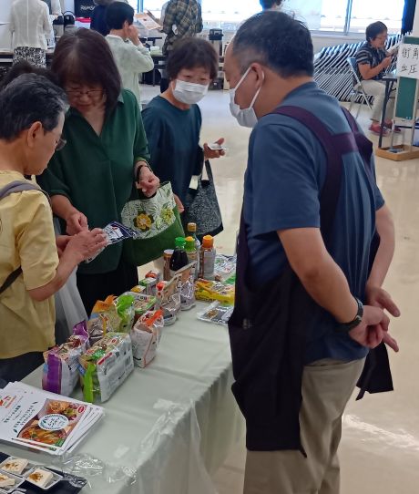 コープに沢山の減塩商品があることに参加されたみなさんはおどろいていました