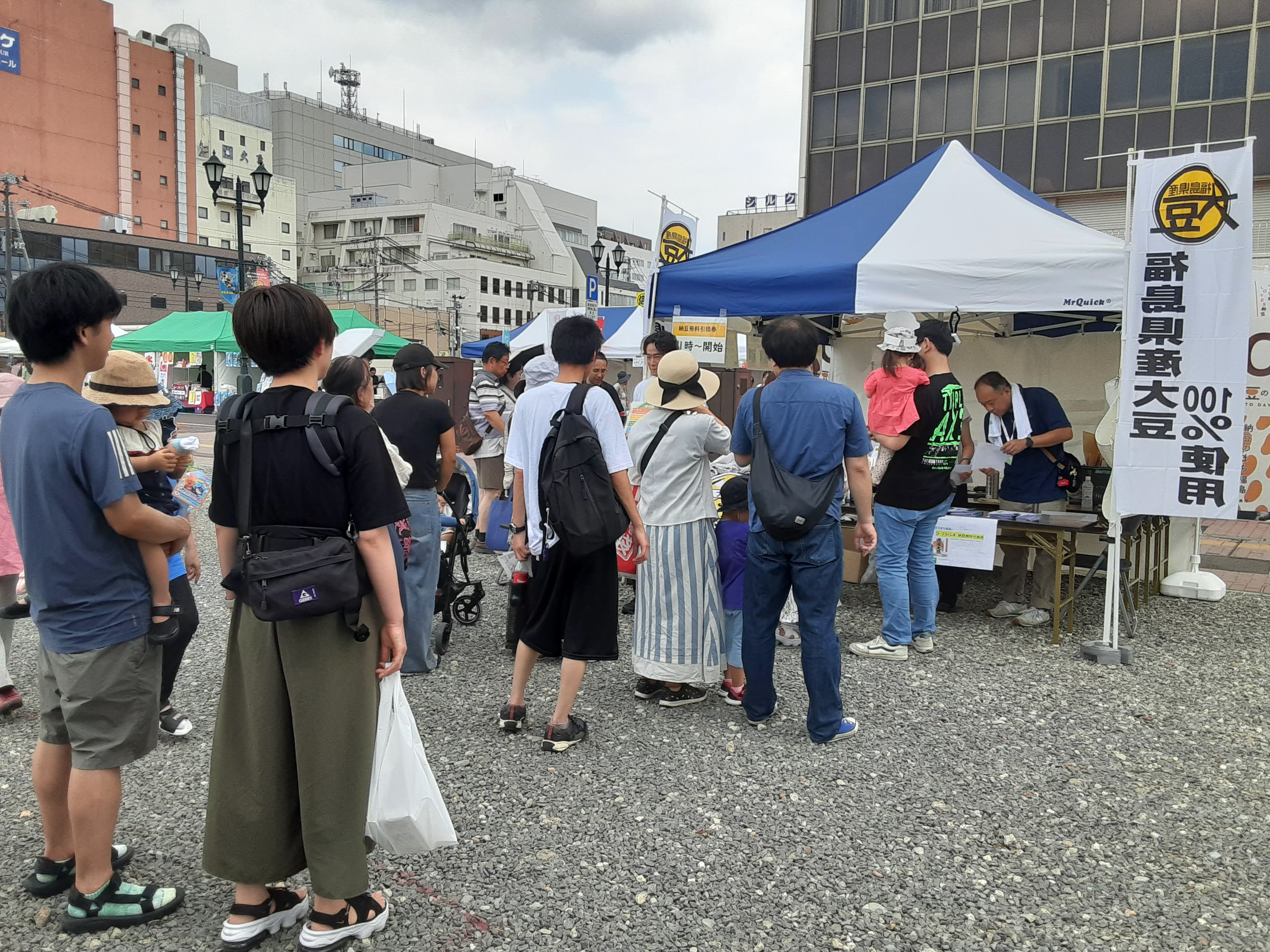 『無料引換券』を求めてたくさんの方々がブースに
