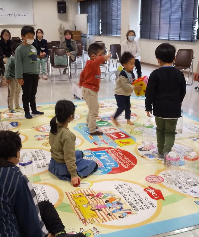 マス目に書かれているユニセフのクイズに答えながらゴールを目指し、全員がゴールできました。