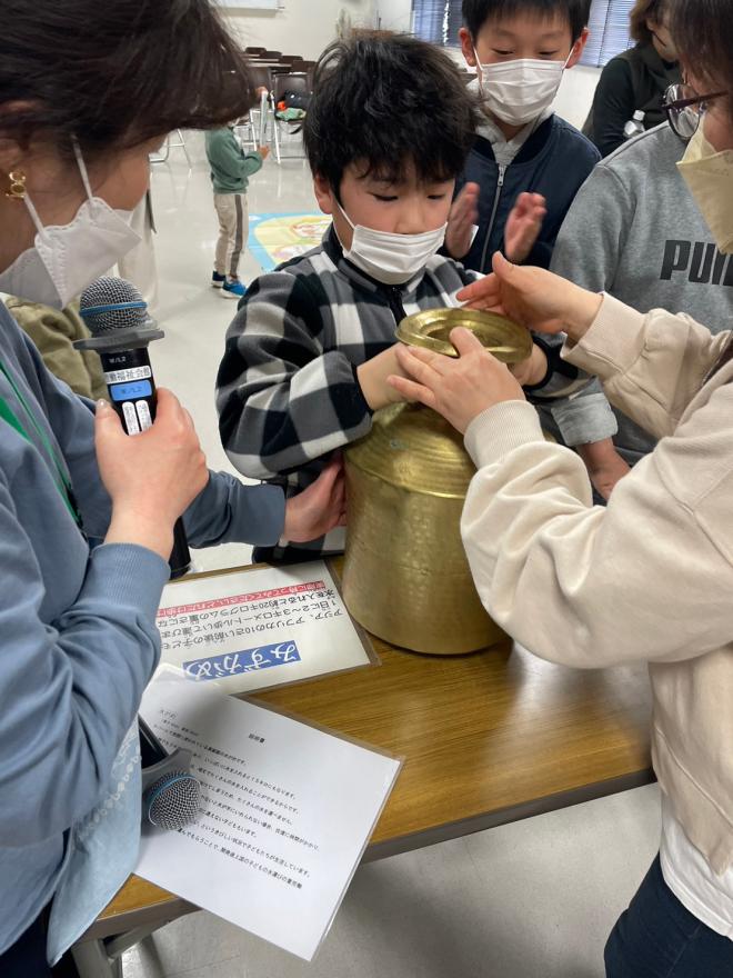 同じ年頃の子どもたちが重さ15キロ以上にもなる水汲み・運ぶ毎日の大変さを実感していました。