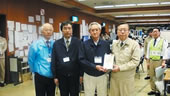 日本生協連より託された義援金の目録を県知事に贈呈